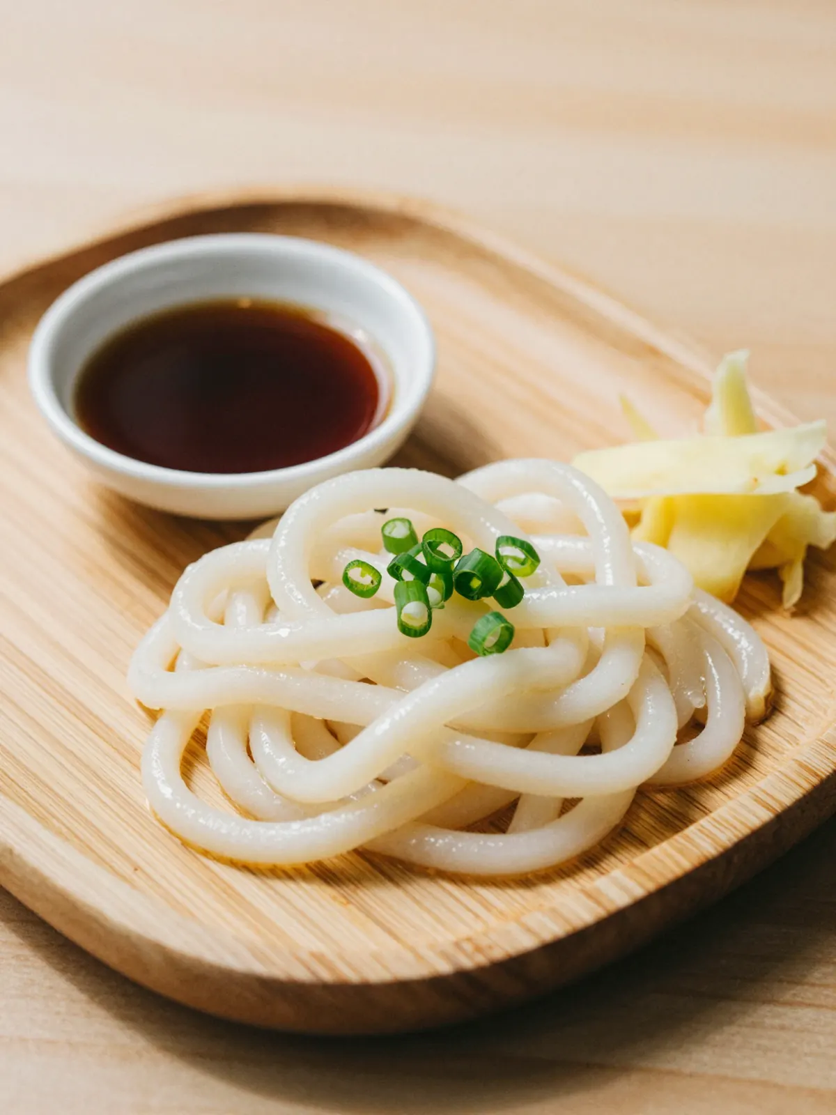 Cold udon on a bamboo tray with dipping sauce